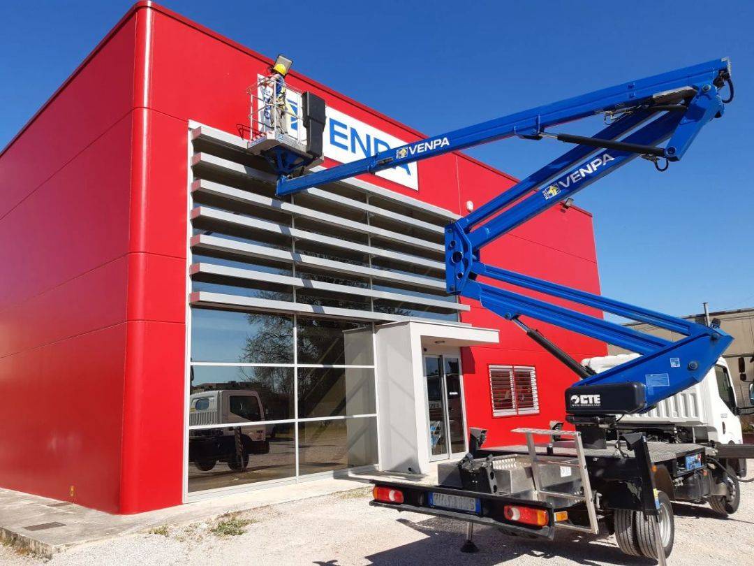 Installazione di insegne e cartellonistica con ...